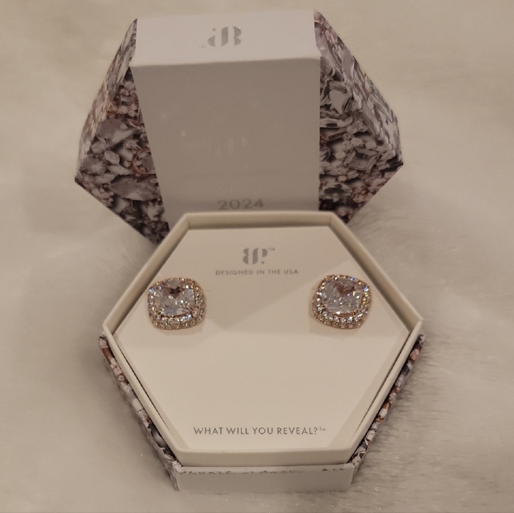 Bomp Party April 2024 She's A Stunner Hexagonal Stud Earrings